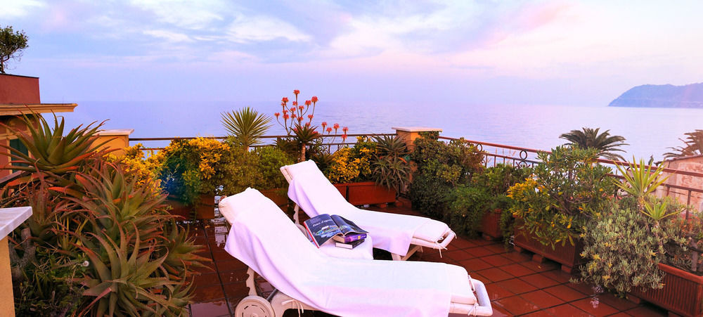 Le Terrazze Aparthotel Аласио Екстериор снимка